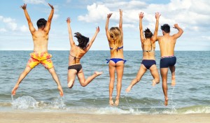 Junge Leute glücklich am Strand