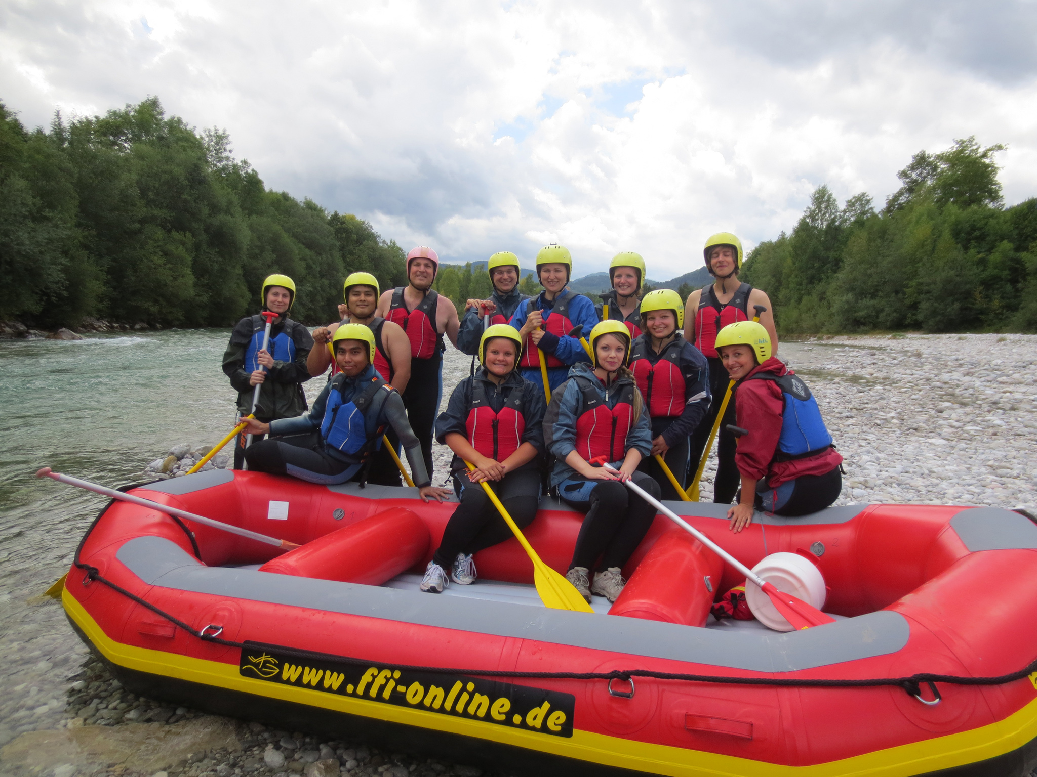 Wasser marsch: Das Team von erlebnisgeschenke.de beim Wildwasserrafting